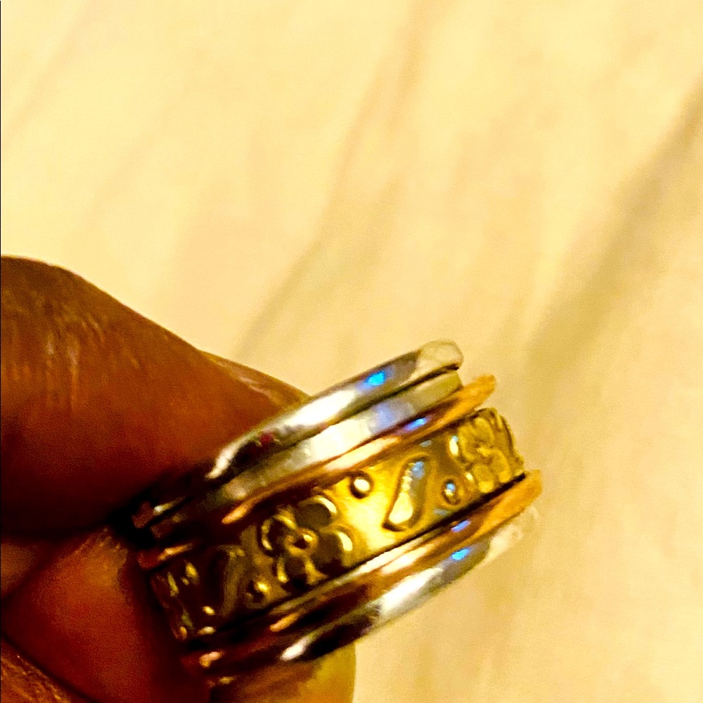 925 Sterling silver unique spinner ring for women. Preowned in good condition.